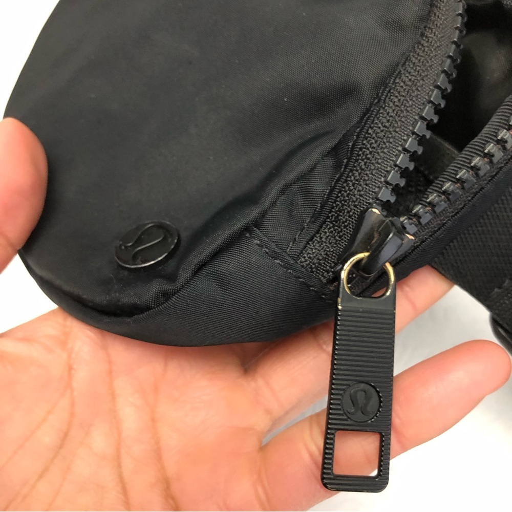 Lululemon Everywhere Belt Bag Large 1L  in Solid Black USED - Picture 10 of 11